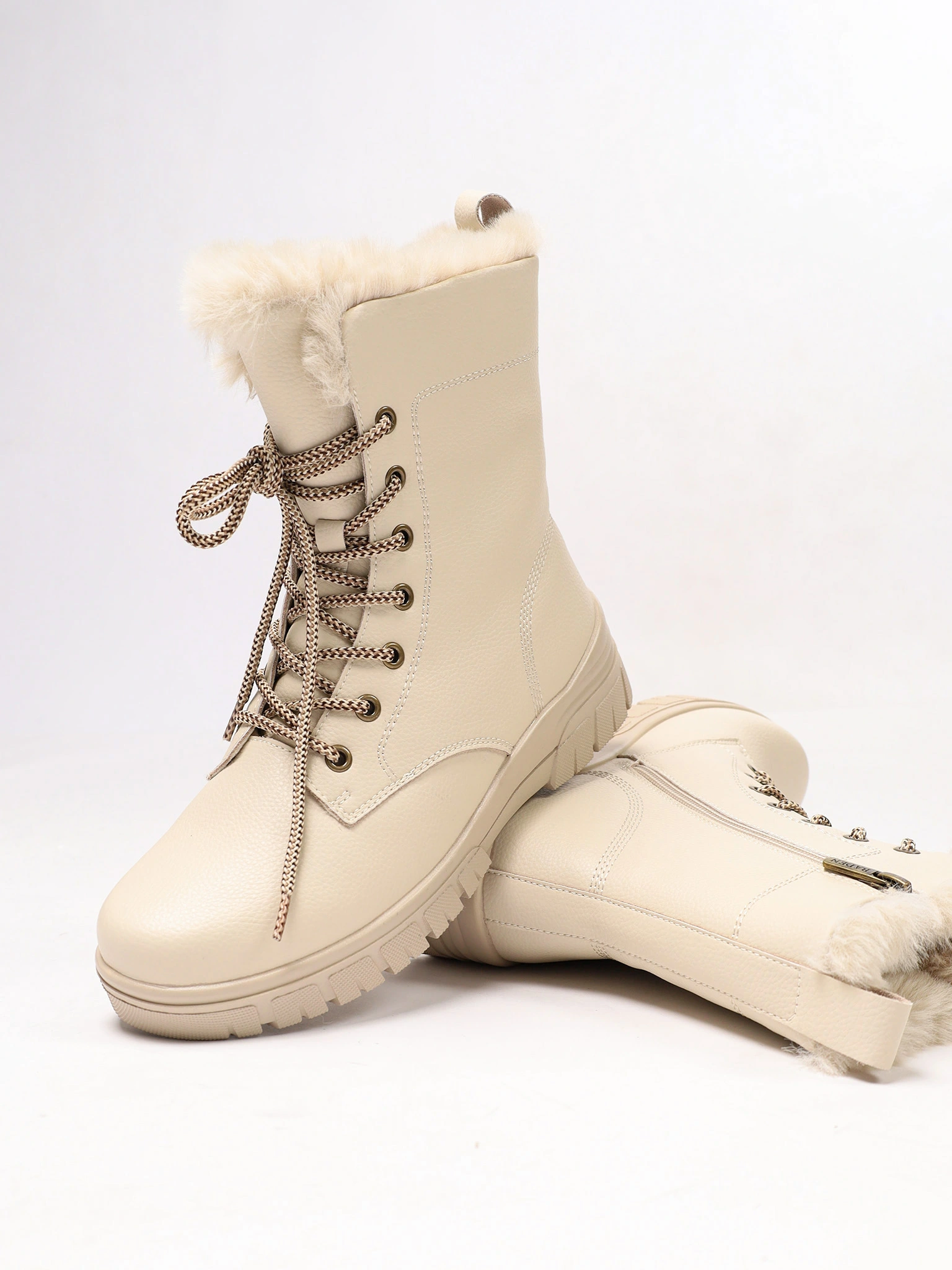 Ботинки бежевого цвета на средней рельефной подошве